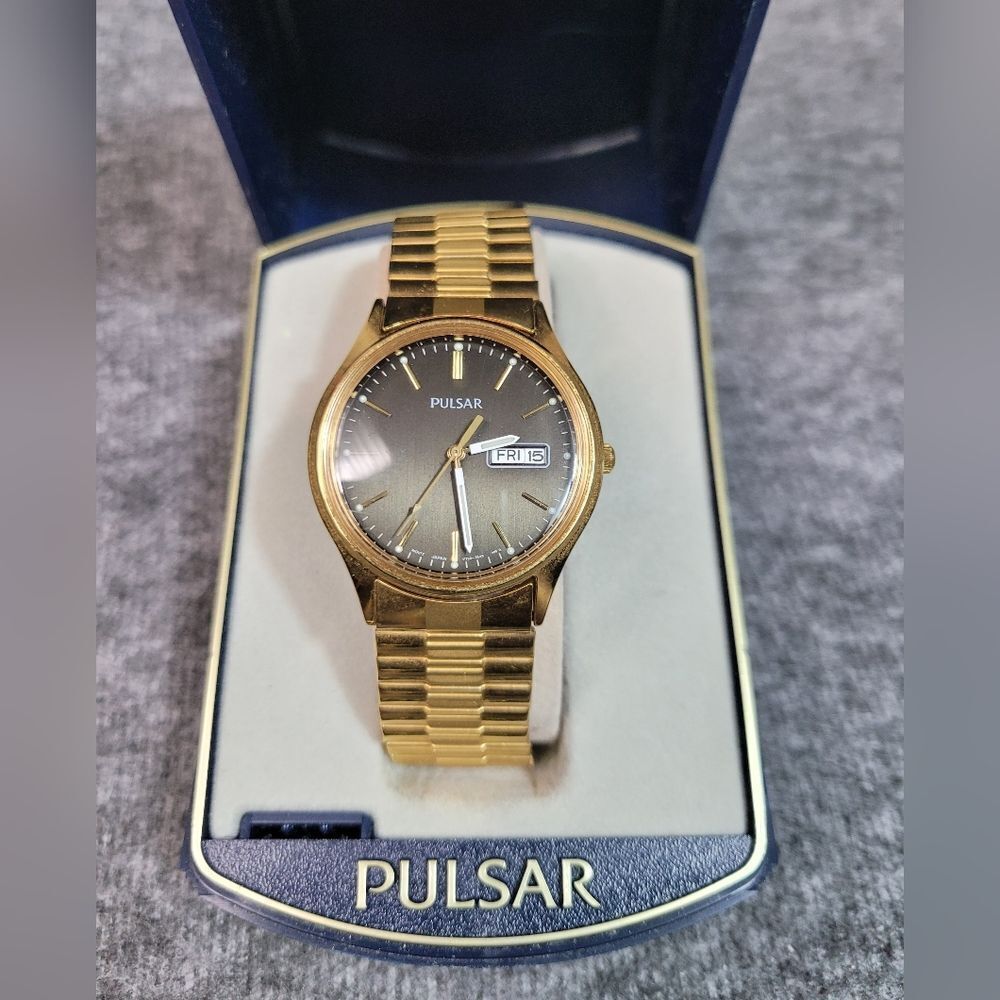 Vtg 90's Pulsar Watch Men Stainless Steel Gold Stretch WR Day Date Black